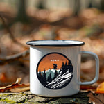 Lade das Bild in den Galerie-Viewer, Emaille Tasse ski geschenk personalisierbar mit Namen Geburtstagsgeschenk mit Wunschname Weihnachten Becher personalisiert Skifahrer Tasse
