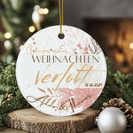 Lade das Bild in den Galerie-Viewer, Personalisierte Weihnachtskugel | Unser erstes Weihnachten verlobt verheiratet | Namensornament Geschenk für Paare
