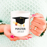 Lade das Bild in den Galerie-Viewer, Tasse für den Master Abschluss mit Hut Motiv 2022 |  Kaffeetasse | Geschenkidee | bedruckte Tasse mit Motiv
