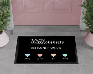 Fußmatte | personalisierbar mit Familien-&Vornamen| Herzen in unterschiedlichen Farben| mit bis zu 7 Vornamen| mit Pünktchen| Verbundenheit - GlamourDesign